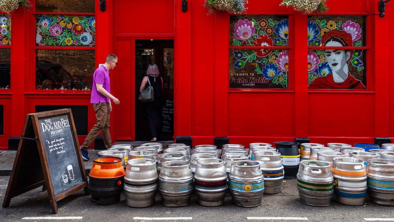 Bier vor einem Pub in London (Symbolbild): Die Lebensmittelbranche klagt über gestiegene Gaspreise.