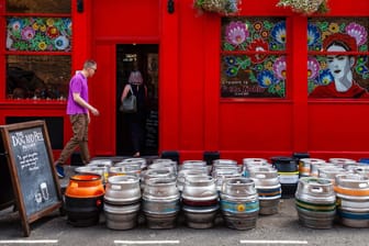 Bier vor einem Pub in London (Symbolbild): Die Lebensmittelbranche klagt über gestiegene Gaspreise.