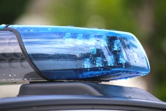 Polizei im Einsatz: In Baden-Württemberg ermitteln die Beamten wegen des Verdachts der Kinderpornografie gegen 17 Tatverdächtige.