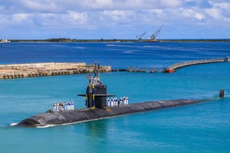 Ein U-Boot der US-Marine vor der Insel Guam: Statt Frankreich beliefern nun die Amerikaner Australien mit neuer Technik für U-Boote. (Archivfoto)