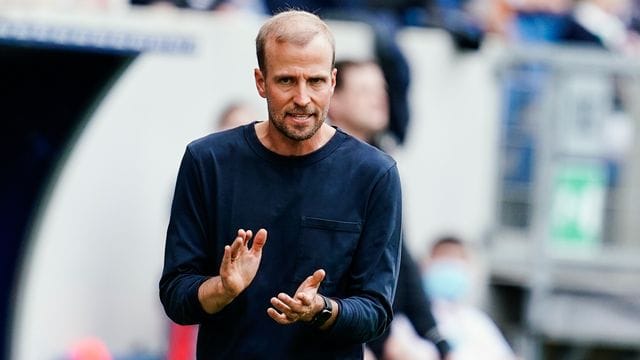 Baut auf einen Sieg gegen den VfL Wolfsbur: Hoffenheims Trainer Sebastian Hoeneß gestikuliert. Baut auf einen Sieg gegen den VfL Wolfsbur: Hoffenheims Trainer Sebastian Hoeneß gestikuliert.