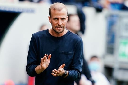 Baut auf einen Sieg gegen den VfL Wolfsbur: Hoffenheims Trainer Sebastian Hoeneß gestikuliert.