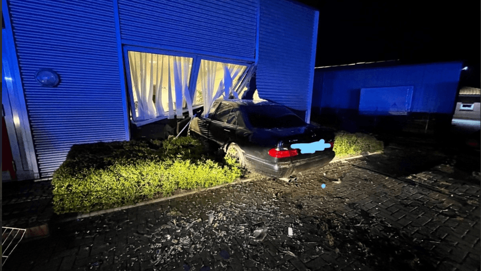 Auch von außen ein eindrucksvolles Bild: Erst die Wand konnte die Chaos-Fahrt des 21-Jährigen stoppen.