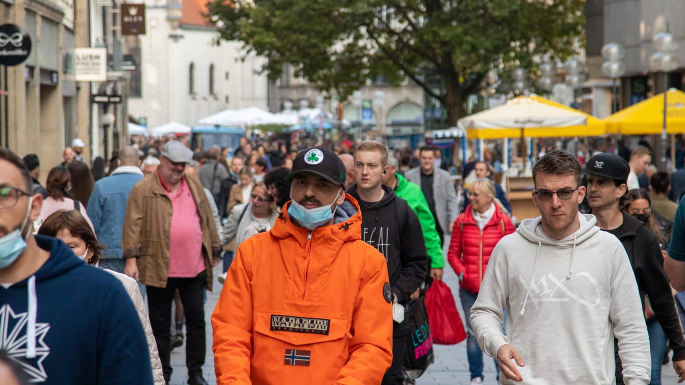 Fußgängerzone von München (Symbolfoto): Experten sagen, im Frühjahr 2022 könnte wieder alles "normal" sein in Deutschland.
