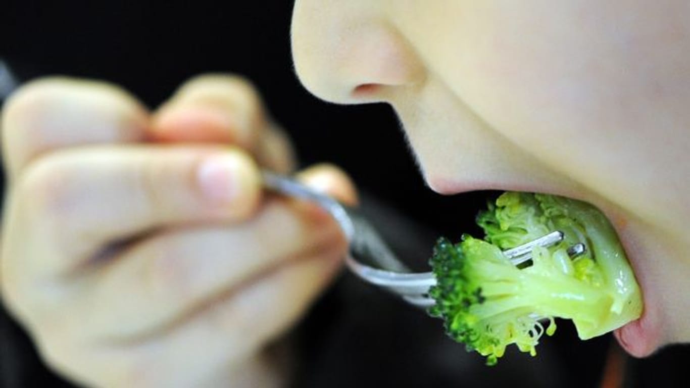 Kinder essen Brokkoli oft nur ungern.