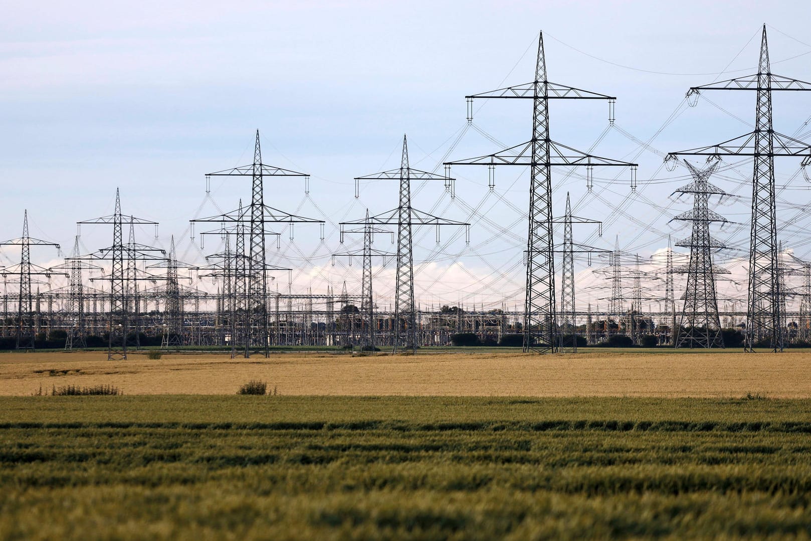 Stromnetztrasse in Nordrhein-Westfalen: Der Experte hält einen weiteren Ausbau des Stromnetzes für nicht erforderlich (Symbolbild).