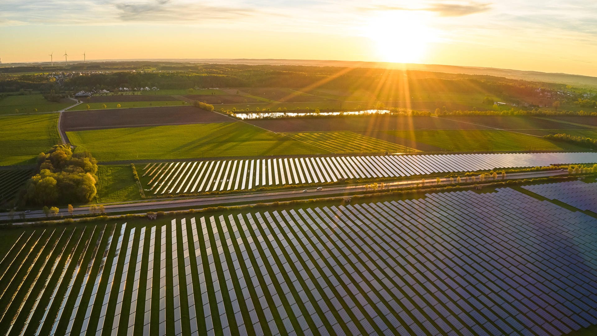 Der Experte hält es für sinnvoller, die tagsüber produzierte überschüssige Energie zu speichern, um sie abends, oder in einer sogenannten Dunkelflaute, nutzen zu können (Symbolbild).