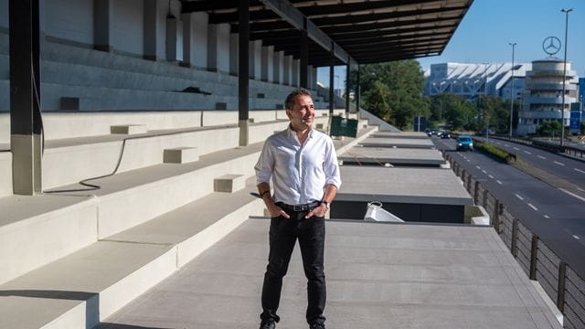 Hamid Djadda, Unternehmer und Bauherr der AVUS Tribüne, steht auf der Baustelle der ehemaligen Tribüne an der AVUS.