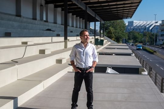 Hamid Djadda, Unternehmer und Bauherr der AVUS Tribüne, steht auf der Baustelle der ehemaligen Tribüne an der AVUS.