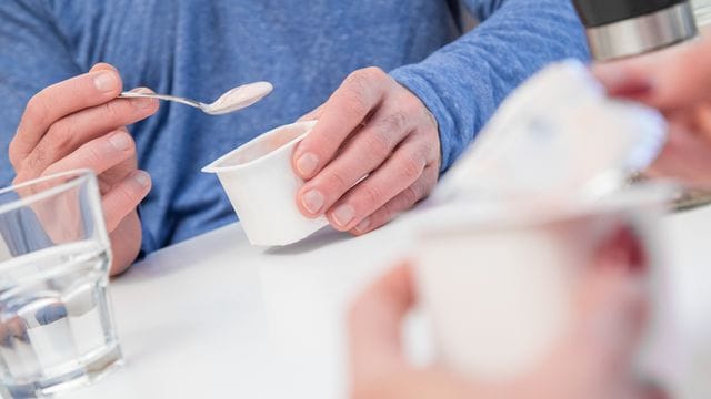 Bitte ganz aufessen: Nur löffelrein sollte ein Joghurtbecher ins Recycling.