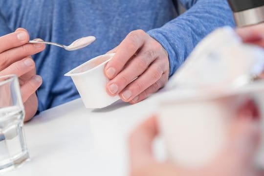 Bitte ganz aufessen: Nur löffelrein sollte ein Joghurtbecher ins Recycling.