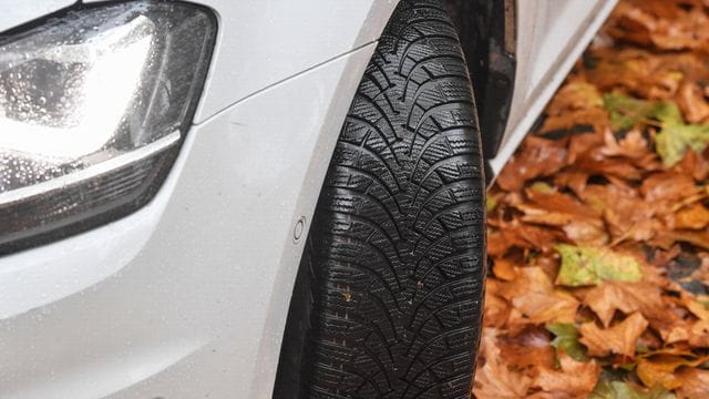 Von Oktober bis Ostern auf Winterreifen: An dieser Faustregel kann man sich grob orientieren, um die Winterreifen aufziehen zu lassen.