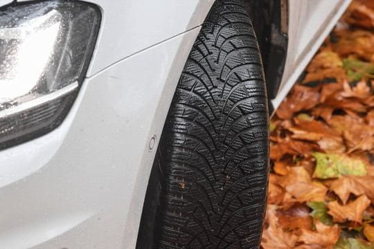 Von Oktober bis Ostern auf Winterreifen: An dieser Faustregel kann man sich grob orientieren, um die Winterreifen aufziehen zu lassen.