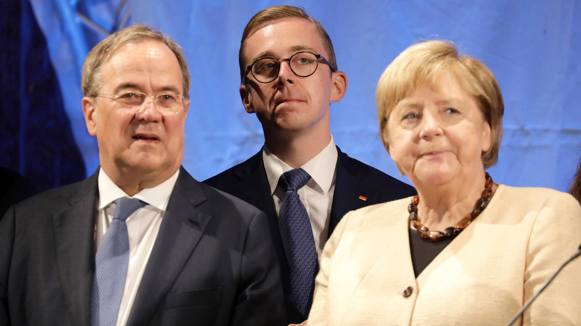 Armin Laschet, Philipp Amthor und Angela Merkel in Stralsund: Trotz einer gewissen Präsenz durch die Wahlkämpfer kommen die Bedürfnisse des Ostens im Wahlkampf zu kurz.