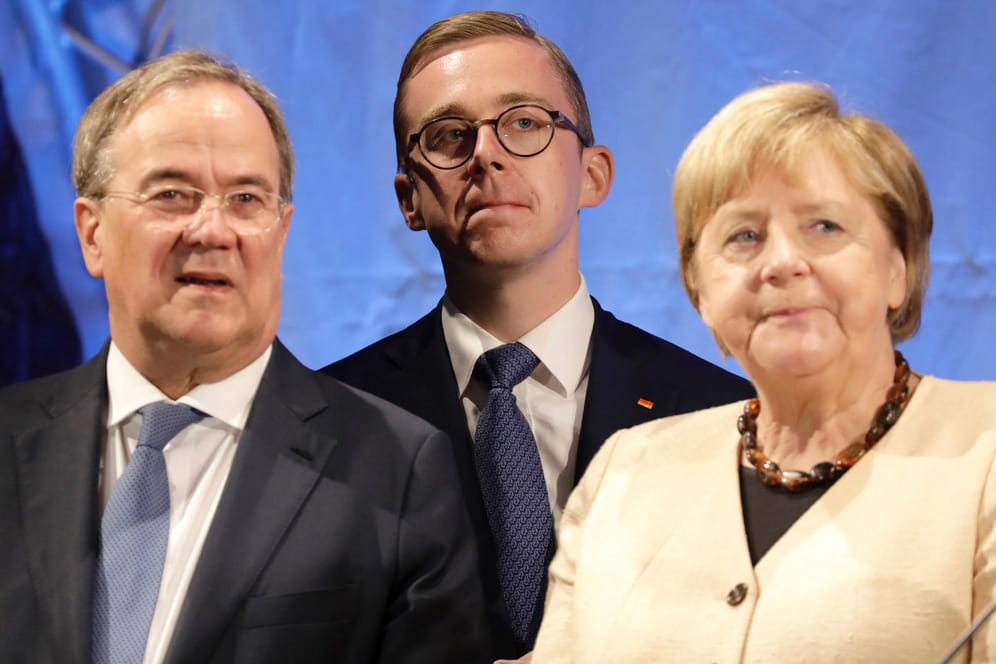 Armin Laschet, Philipp Amthor und Angela Merkel in Stralsund: Trotz einer gewissen Präsenz durch die Wahlkämpfer kommen die Bedürfnisse des Ostens im Wahlkampf zu kurz.