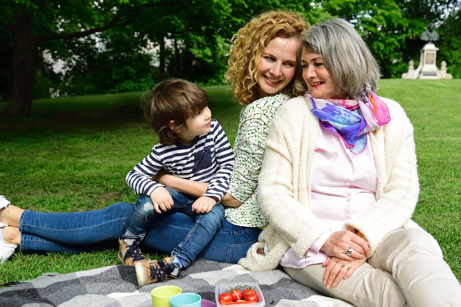 Großmutter, Mutter und Kind: Wer sich zu Hause um die Erziehung der Kinder kümmert, tritt meist im Job kürzer. Damit sich das nicht bei der Rente nachteilig auswirkt, werden Kindererziehungszeiten berücksichtigt.