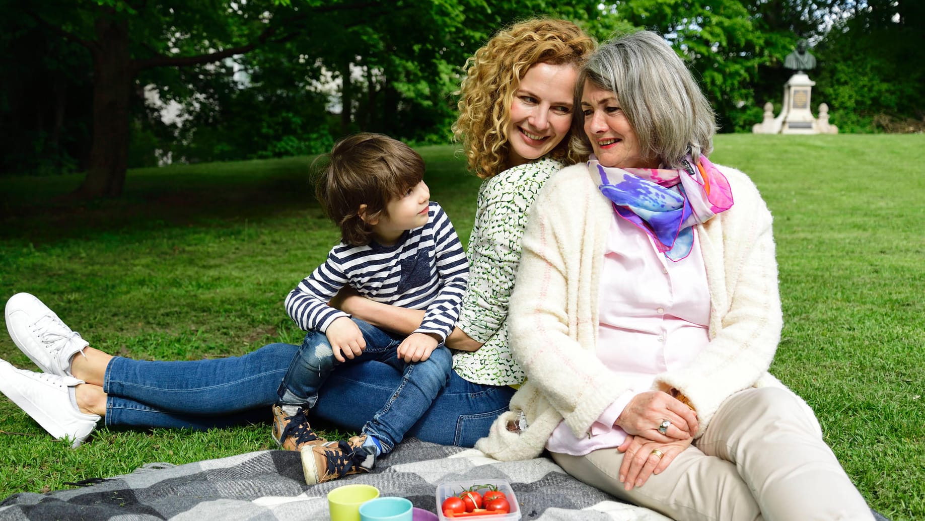 Großmutter, Mutter und Kind: Wer sich zu Hause um die Erziehung der Kinder kümmert, tritt meist im Job kürzer. Damit sich das nicht bei der Rente nachteilig auswirkt, werden Kindererziehungszeiten berücksichtigt.