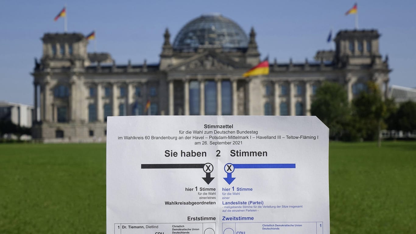 Stimmzettel vor dem Reichstag: An jedem Wahlzettel oben rechts fehlt eine Ecke (Symbolbild).