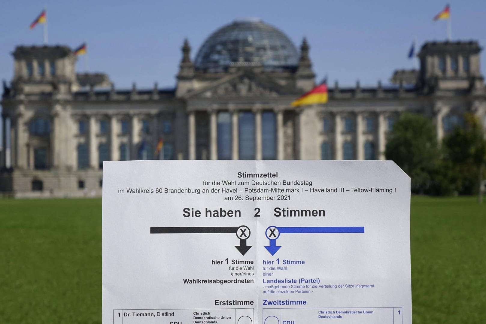 Stimmzettel vor dem Reichstag: An jedem Wahlzettel oben rechts fehlt eine Ecke (Symbolbild).