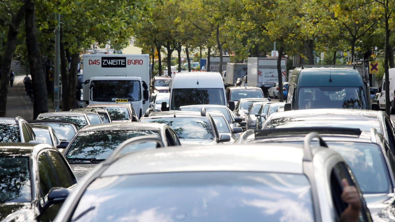 Autos stauen sich im Berliner Berufsverkehr (Symbolbild): In den kommenden Tagen droht die Verkehrslage in der Hauptstadt, besonders angespannt zu sein.