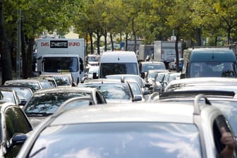 Autos stauen sich im Berliner Berufsverkehr (Symbolbild): In den kommenden Tagen droht die Verkehrslage in der Hauptstadt, besonders angespannt zu sein.