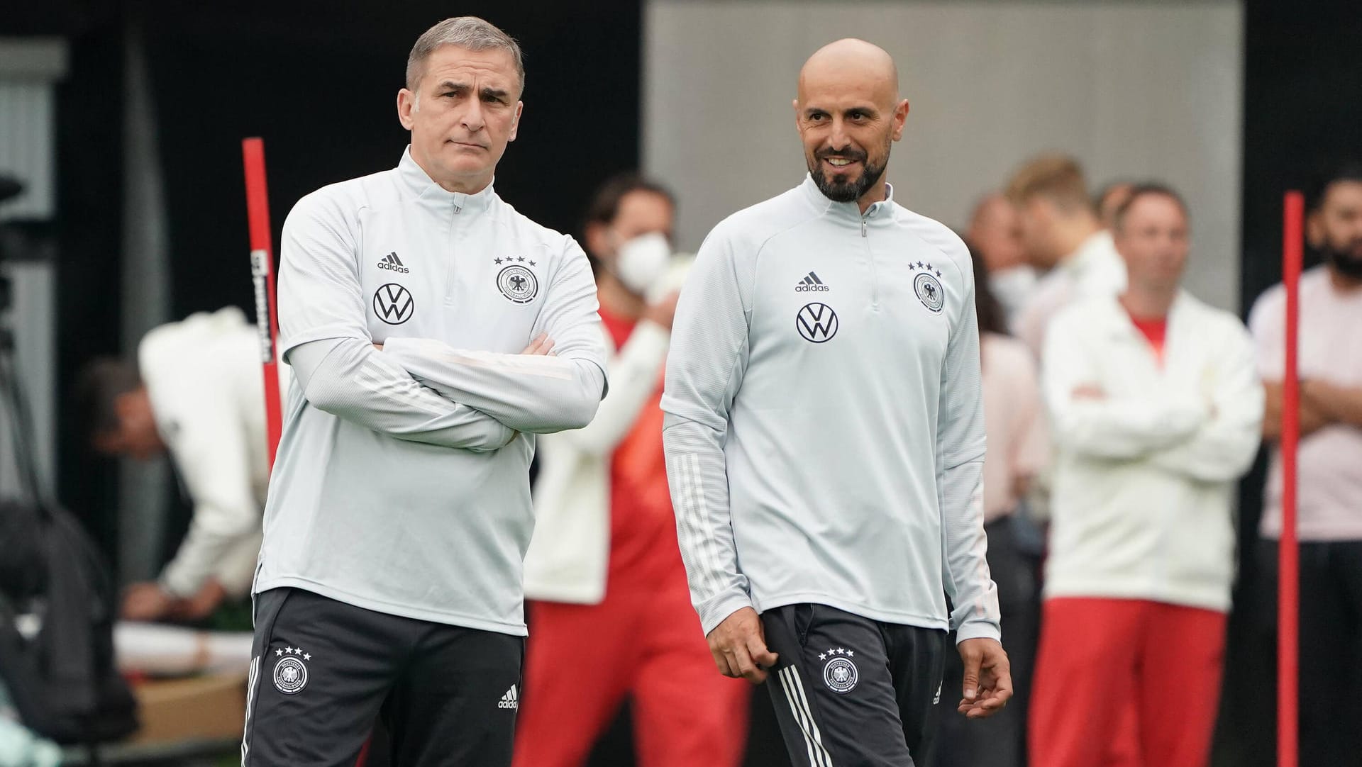 Stefan Kuntz (l.) und sein damaliger Co-Trainer Antonio di Salvo im Juli im Trainingslager vor den Olympischen Spielen in Tokio. Nun übernimmt Di Salvo den Chefposten von Kuntz.