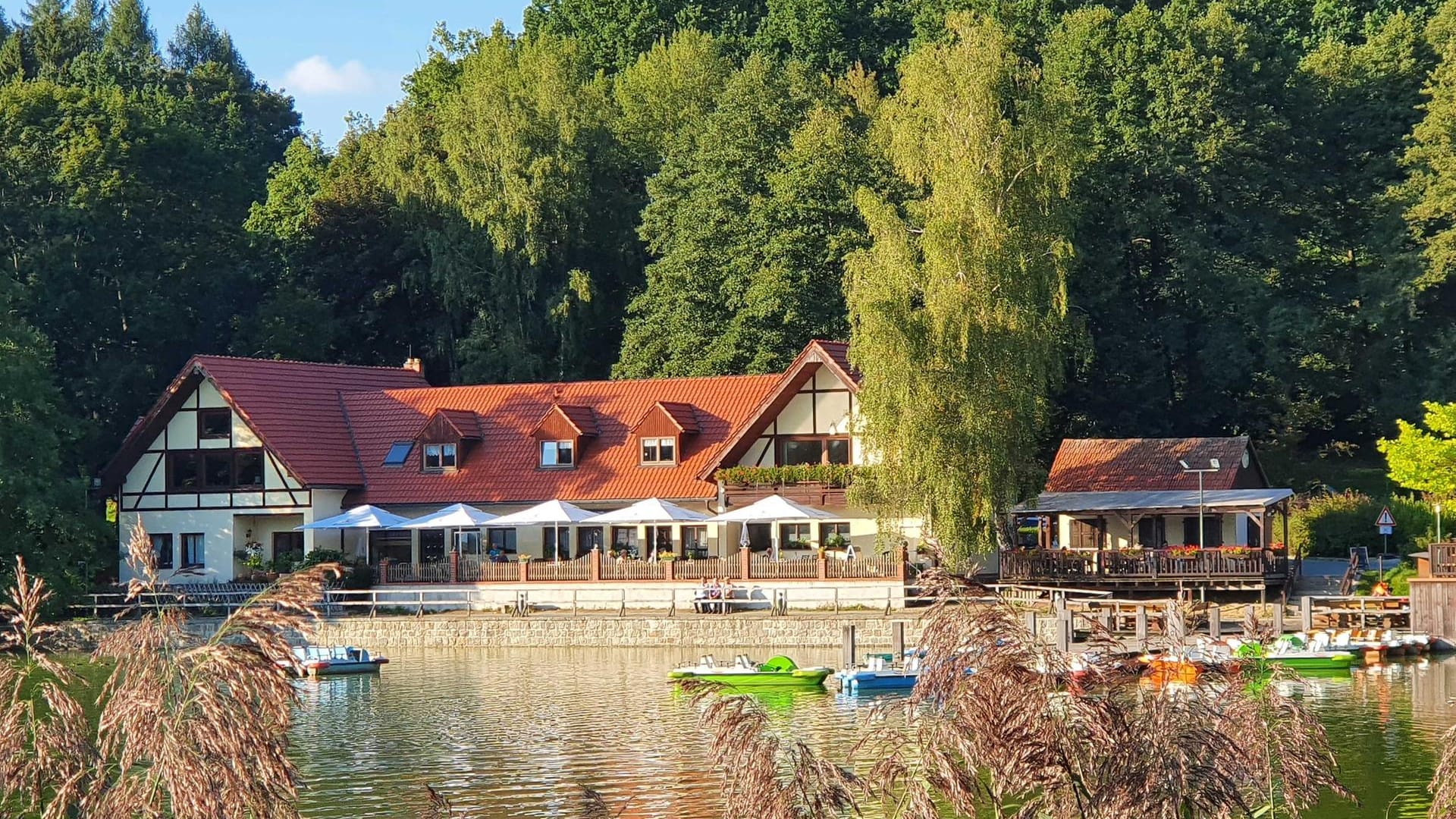 Gasthof am Stausee: Wahlkampfveranstaltung vor malerischer Kulisse.