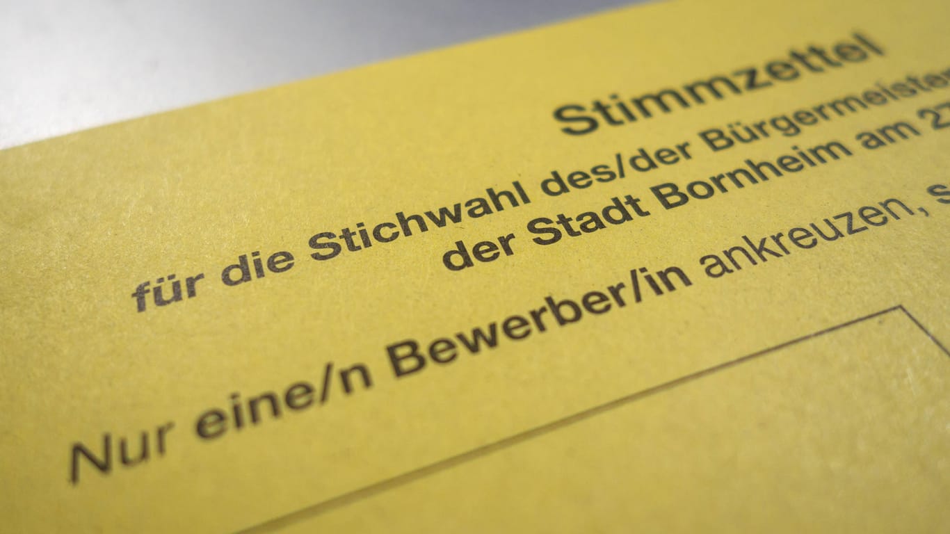 Ein gelber Stimmzettel für eine Stichwahl (Symbolbild): In Hannover hat ein solcher Wahlzettel zu Verwirrung geführt.