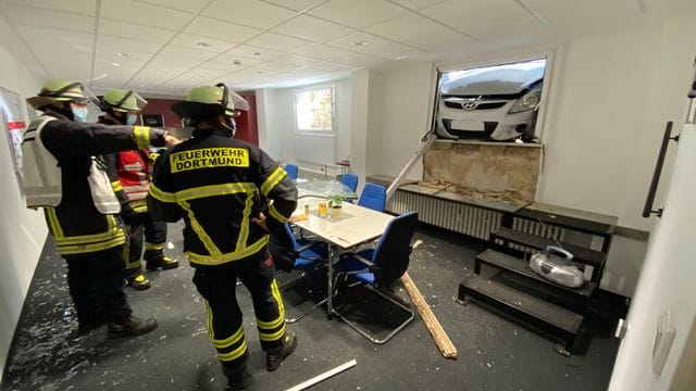 Auto stürzt Böschung herab und rammt Pausenraum