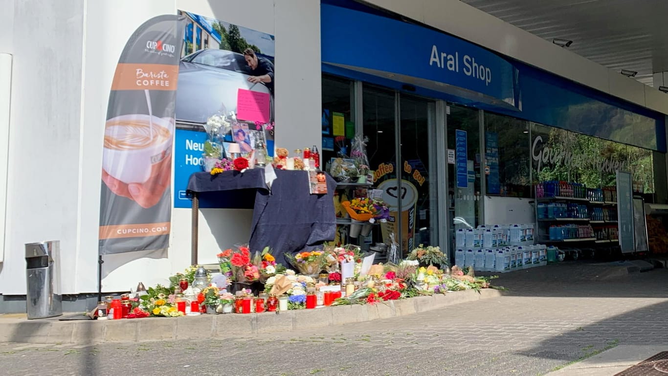 Blumen vor der Tankstelle in Idar-Oberstein: Hier wurde der 30-jährige Kassierer von einem Corona-Maßnahmenegegner erschossen.
