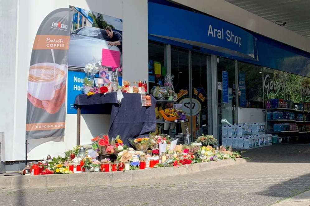 Blumen vor der Tankstelle in Idar-Oberstein: Hier wurde der 30-jährige Kassierer von einem Corona-Maßnahmenegegner erschossen.