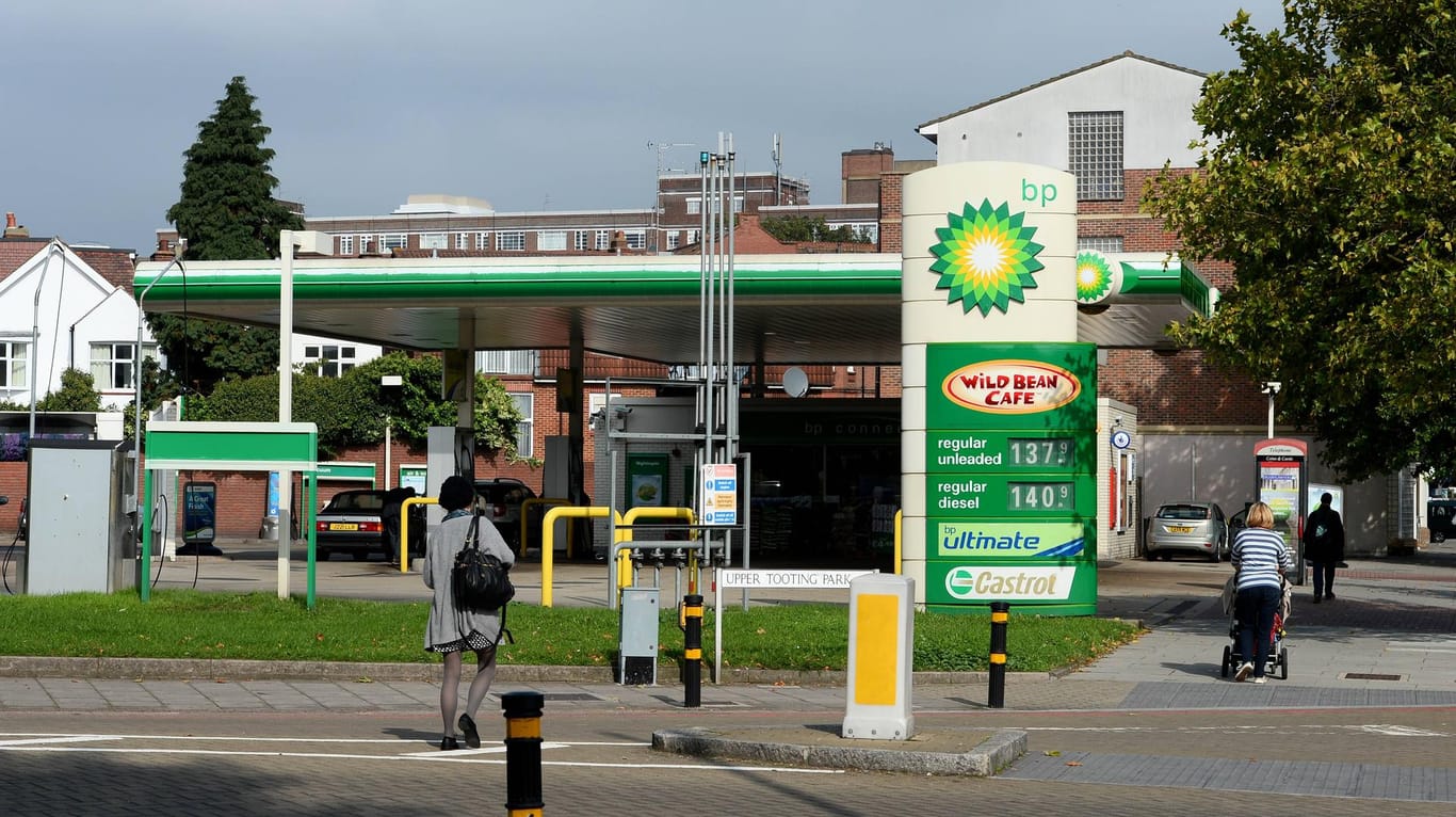 BP-Tankstelle in London (Archivbild): Benzin und Diesel ist ausreichend vorhanden, allerdings kann es nicht mehr zu einigen Tankstellen gebracht werden.