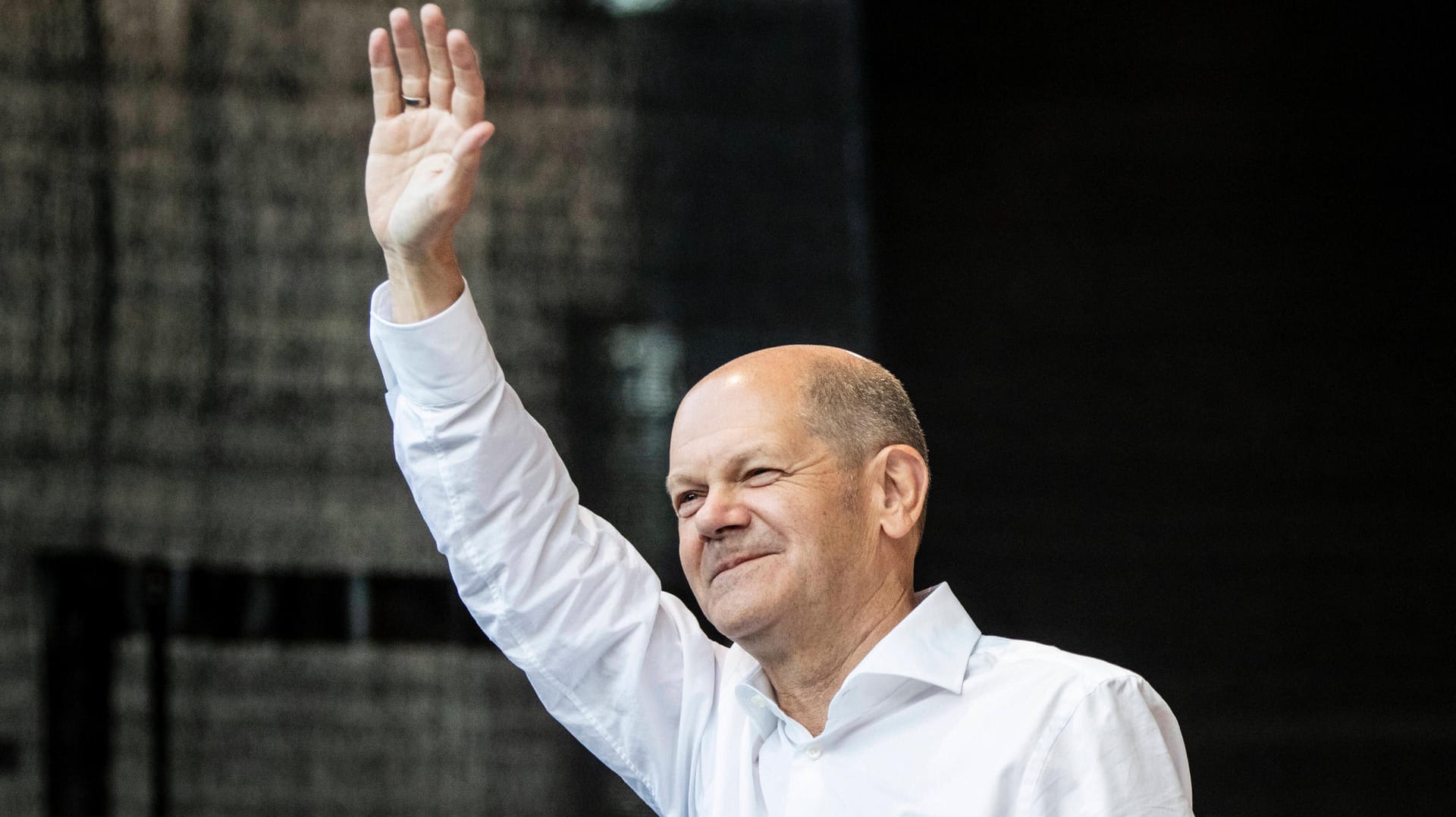 Olaf Scholz winkt von der Bühne, hier in Bonn.