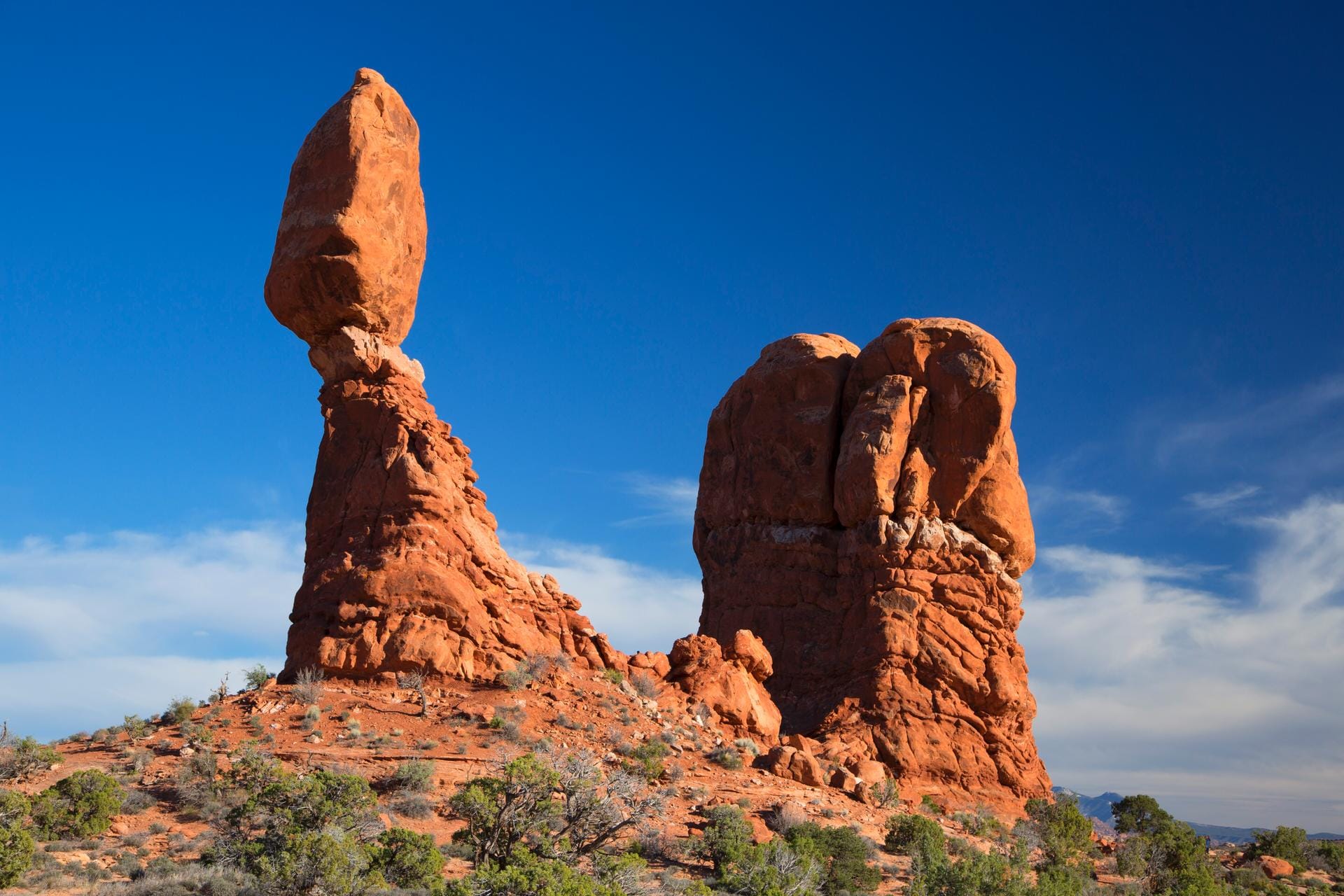 Der "Balanced Rock" im Arches Nationalpark in Utah ist ein Fels, der auf der Spitze eines Felsturms balanciert.