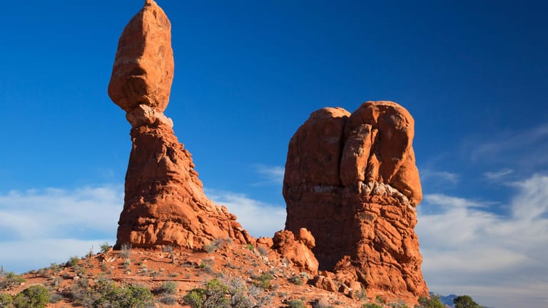 Der "Balanced Rock" im Arches Nationalpark in Utah ist ein Fels, der auf der Spitze eines Felsturms balanciert.