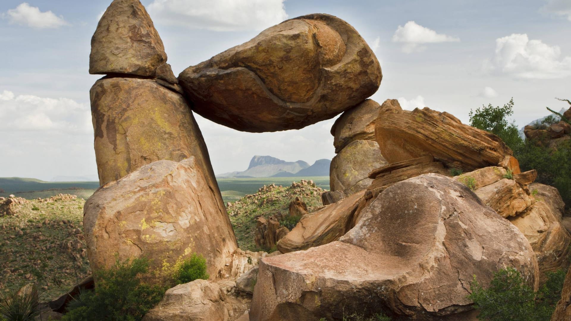 Auch bei dem Foto hat man das Gefühl, eine unsichtbare Hand würde die Steinformation halten. Zu finden ist diese im Big Bend Nationalpark im US-Bundesstaat Texas.