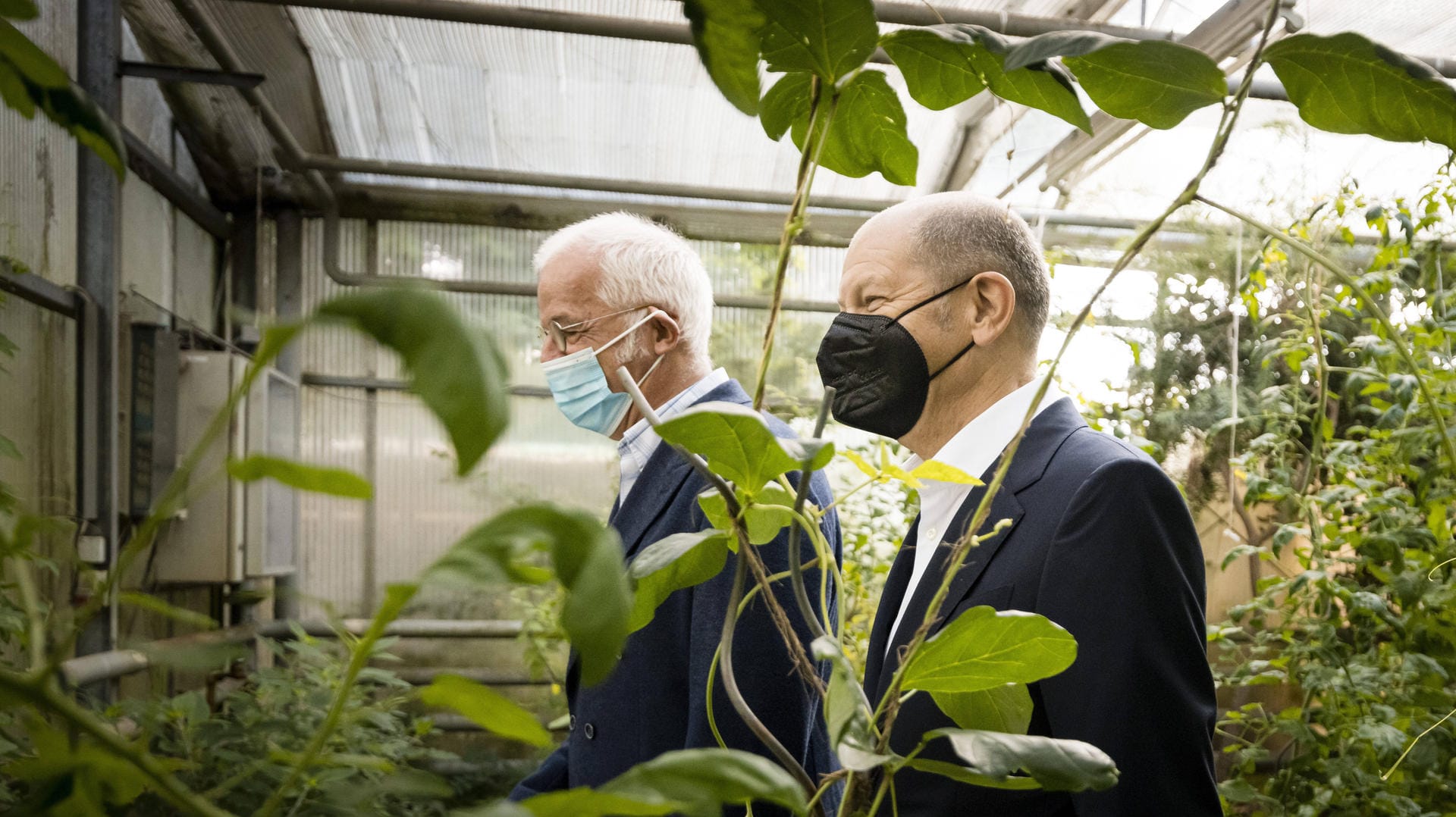 Olaf Scholz im Garten des Evangelischen Diakonissenhaus: Nicht ganz in seinem Element.