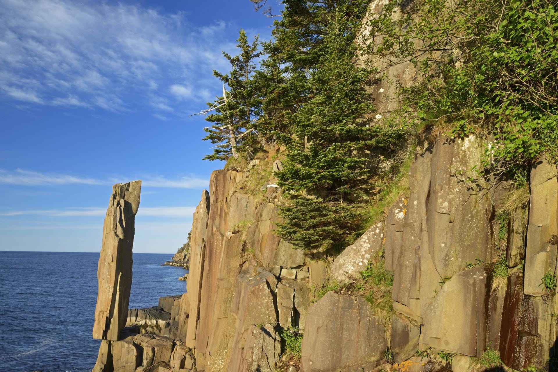 Über einen balancierenden Felsen verfügt auch Kanada. Diese spektakuläre Steinformation, die aussieht, als würde sie jeden Augenblick ins Meer stürzen, befindet sich in Digby, Nova Scotia.