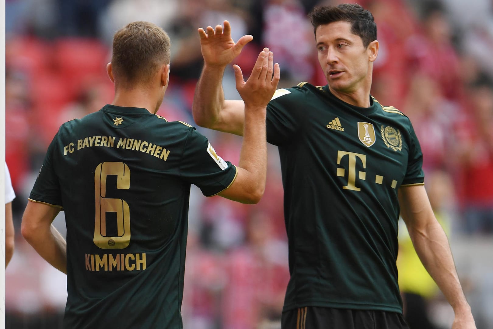 Robert Lewandowski (re.) jubelt mit Joshua Kimmich: Trifft der Pole auch gegen Fürth?