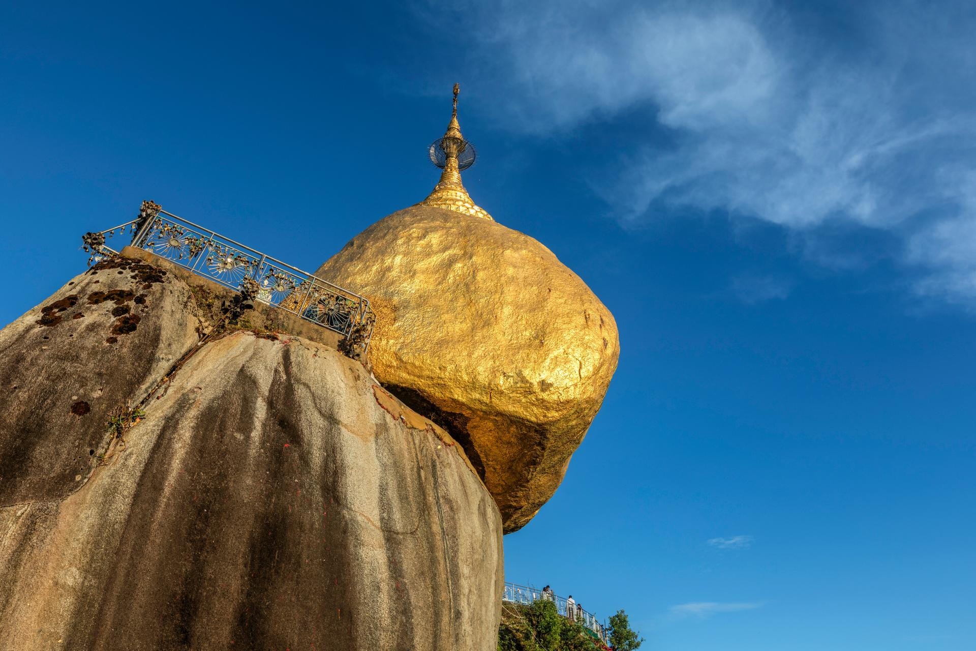 Einmalig präsentiert sich auch der berühmte "Golden Rock" von Myanmar, der sich ganz gefährlich über den Rand lehnt und dennoch nicht abstürzt. Der Legende nach verhindert dies ein Haar Buddhas. Ein wahrhaft heiliger Felsen, der zahlreiche Pilger anzieht, auch wenn der Aufstieg sehr mühsam ist. Circa vier Kilometer müssen zu Fuß zurückgelegt werden. Als Belohnung für die Mühe gibt's zumindest eine beeindruckende Aussicht.