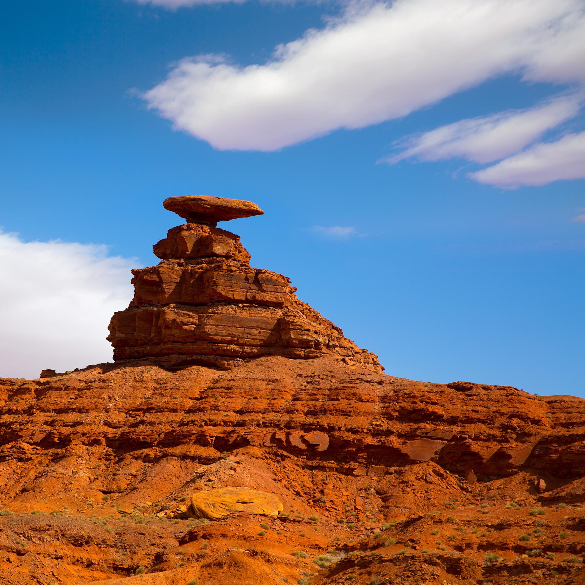 In der Nähe von Monument Valley in Utah hat dieses besondere Exemplar den Hut auf: Die Felsformation "Mexican Hat" sieht on top wie ein mexikanischer Sombrero aus. Nach diesem faszinierenden Naturschauspiel wurde sogar die nahegelegene Ortschaft benannt.