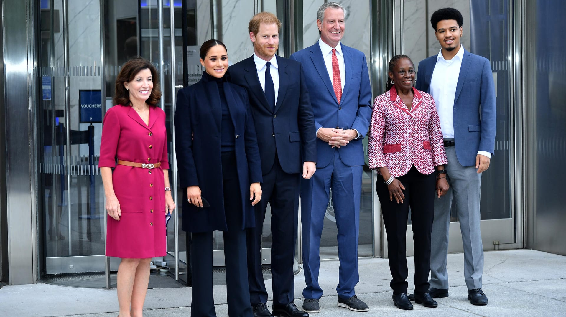 Kathy Hochul, Herzogin Meghan, Prinz Harry, Bill De Blasio, Chirlane McCray und Dante De Blasio im One World Observatory