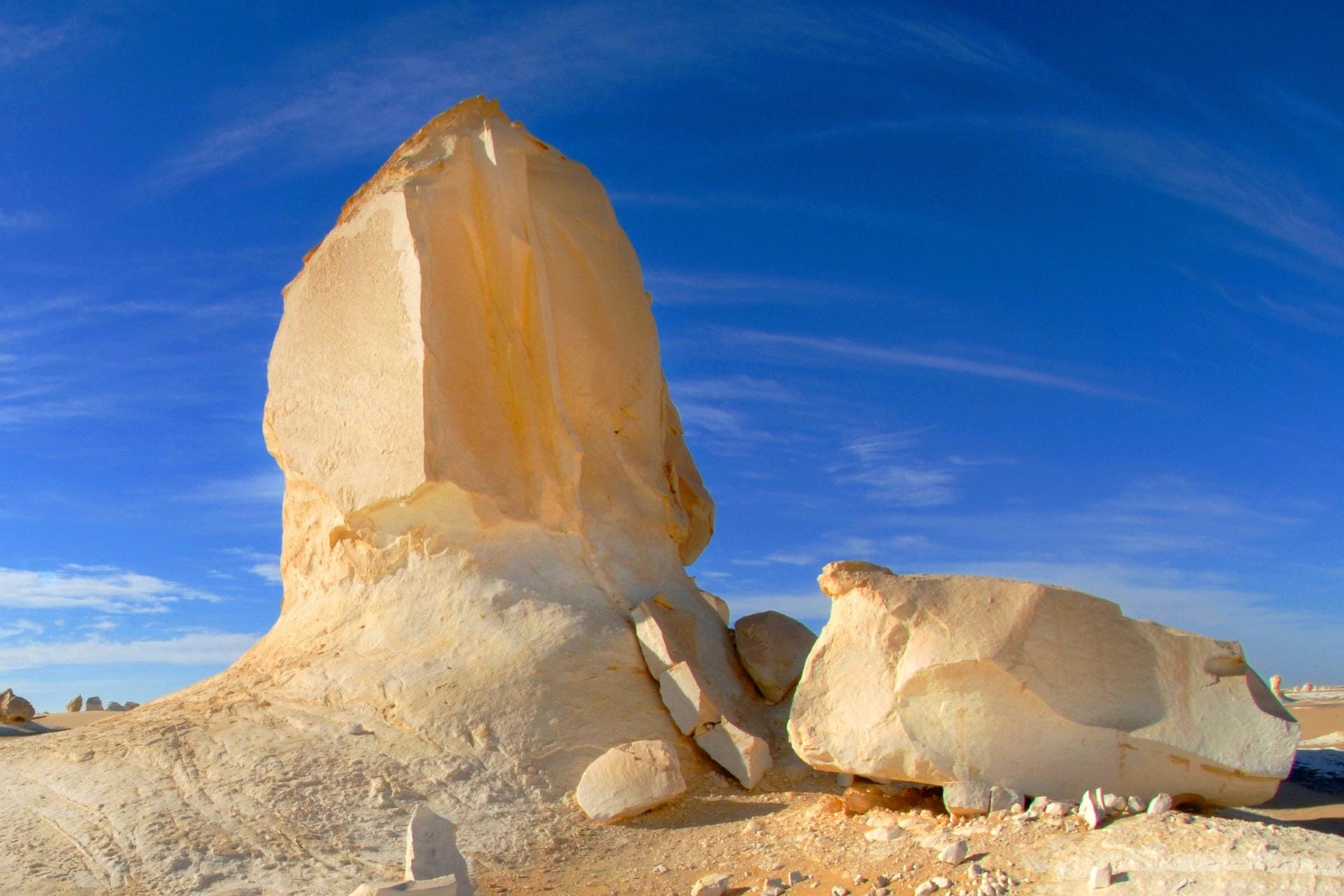 Nördlich der Oase Farafra liegt eine der beeindruckendsten Landschaften Ägyptens: die Weiße Wüste. Riesige Monolithen aus weißem Kalksandstein gaben der Wüste den Namen. Infolge der Erosion durch den Wind sind bizarre Gebilde entstanden, die die Phantasie der Betrachter beflügeln. Wegen der pilzartigen Felsformationen in einem begrenzten Areal nennen die Einheimischen dieses auch Pilz-Tal ("Mushroom Valley").