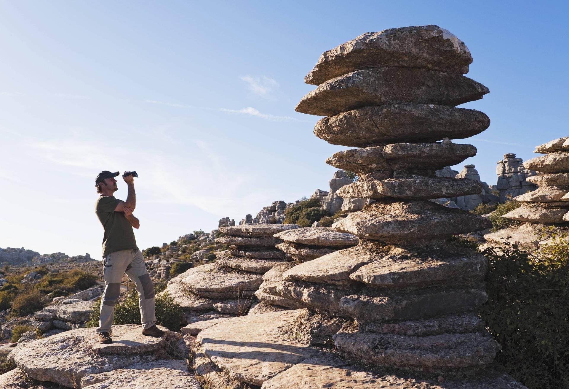 Das Naturschutzgebiet El Torcal im spanischen Andalusien beeindruckt mit außergewöhnlichen Karstformationen. Darunter auch die Karstsäule aus Felsplatten, als hätte sie jemand aufeinander gestapelt.