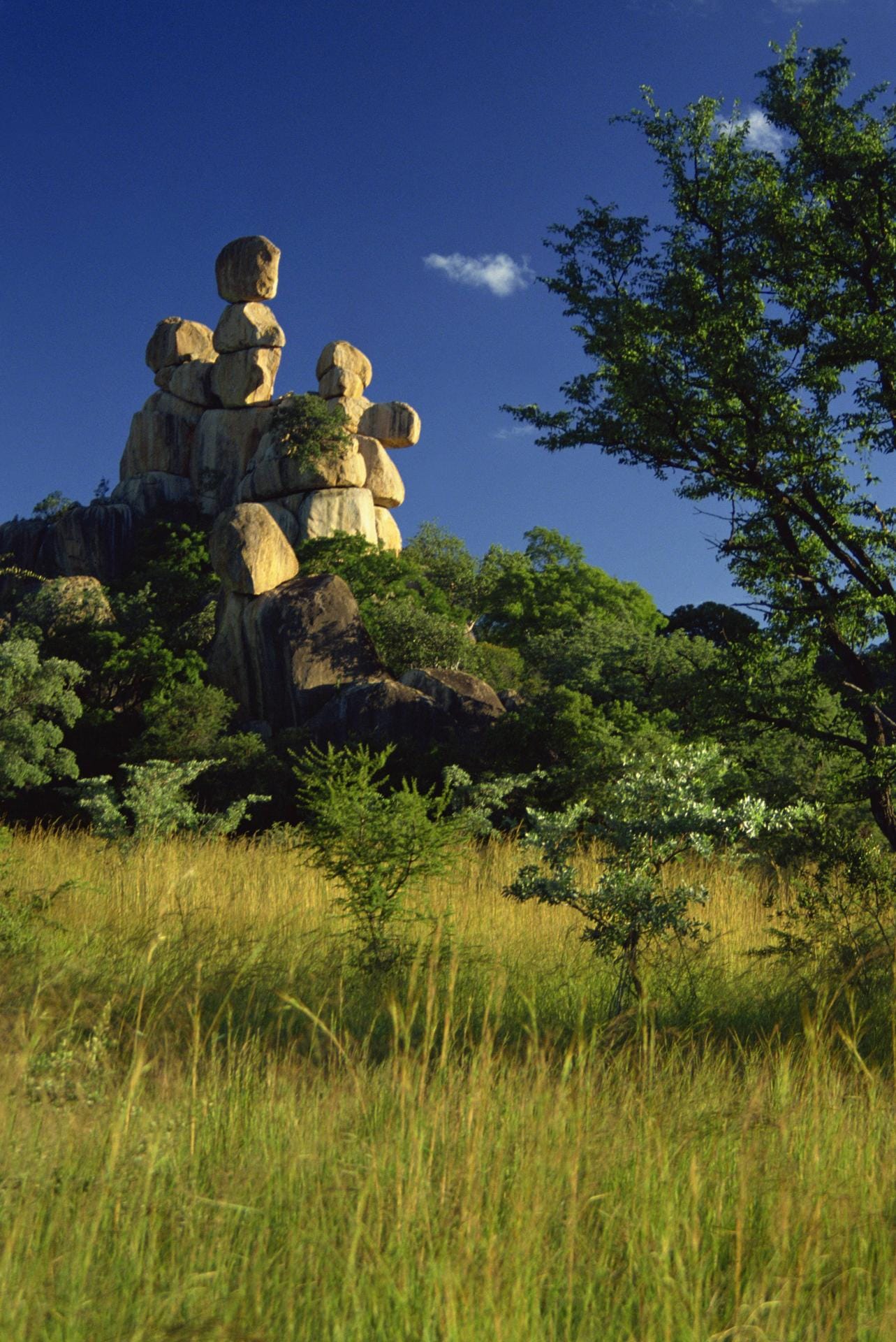 Fantasieanregend sind auch die Formationen in Simbabwes Matobo Nationalpark. Auf dem Foto zu sehen ist ein Felsen, der stark an eine Mutter mit Kind erinnert ("Mother and Child rock").