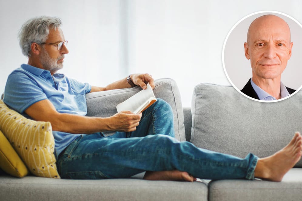 Ein Mann liest entspannt auf dem Sofa (Symbolbild): Mit einem ETF-Weltportfolio bauen Sparer sich ein solides Fundament fürs Alter.