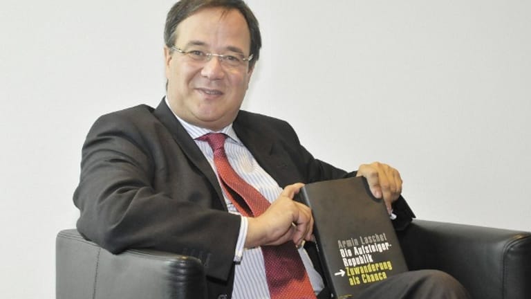 Buchautor Armin Laschet: 2009 stellte er als Integrationsminister in Nordrhein-Westfalen das Buch "Die Aufsteigerrepublik – Zuwanderung als Chance" vor.