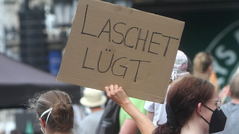 Schild auf einer "Fridays for Future"-Kundgebung: Mit CDU-Kandidat Armin Laschet gehen die Aktivisten besonders hart ins Gericht.