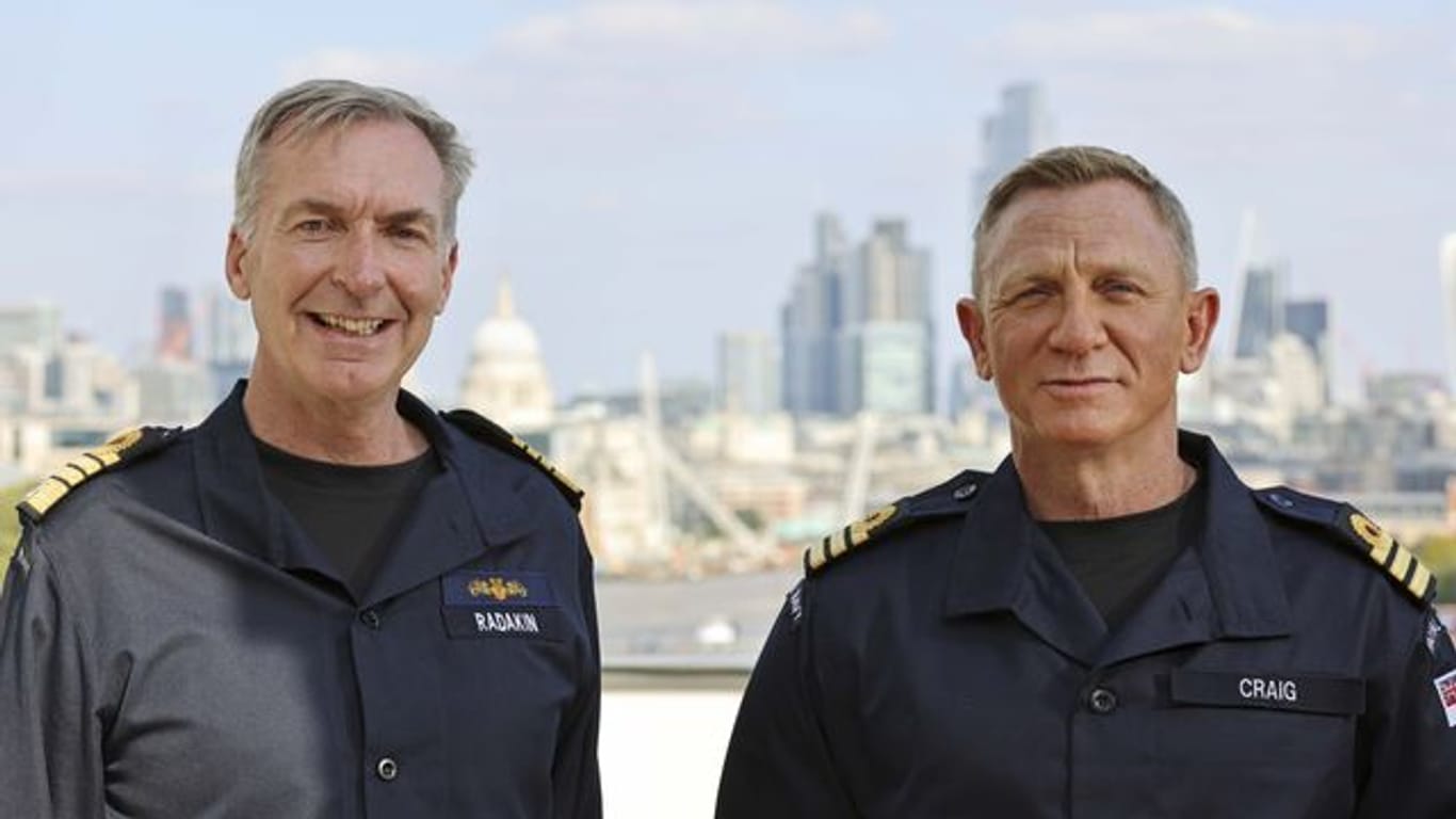 Marinechef Sir Tony Radakin hat Daniel Craig (r) zum Ehren-Commander ernannt.