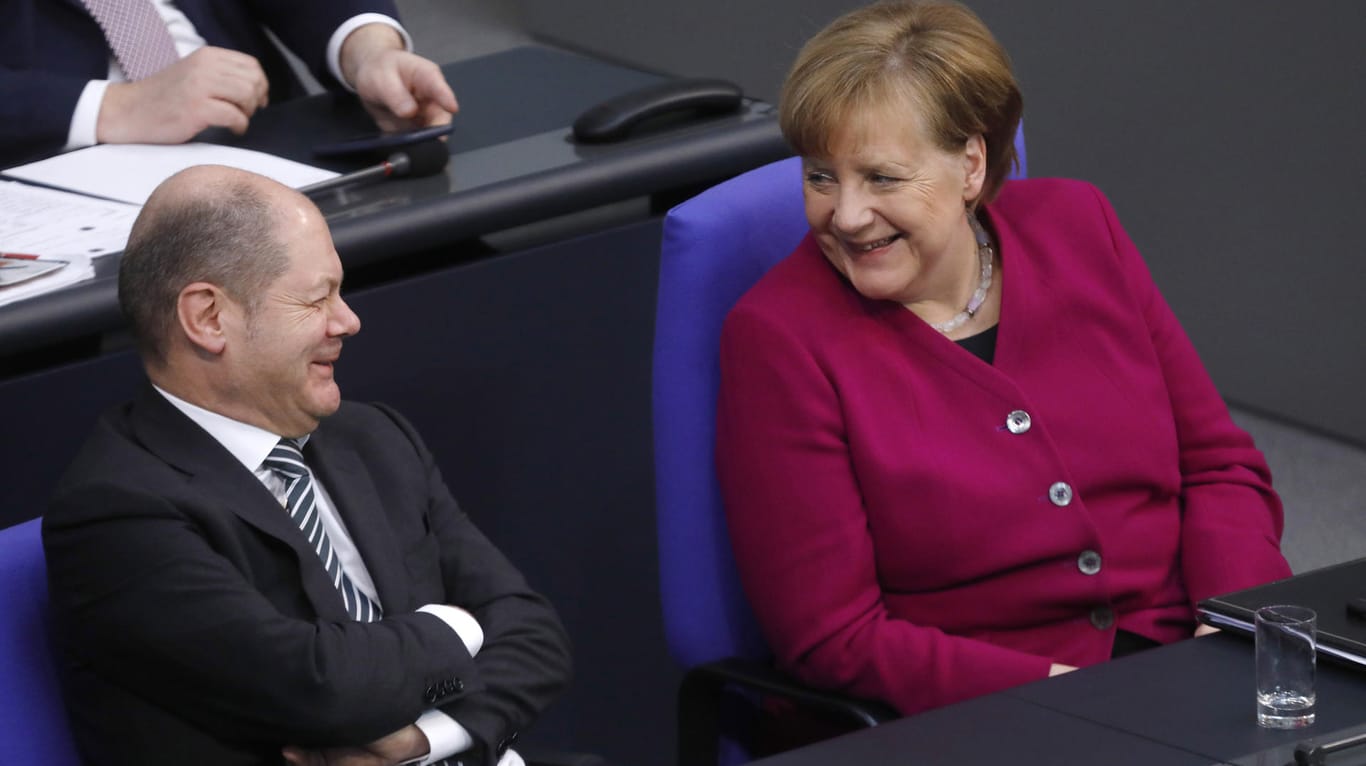 Die haben gut lachen: Olaf Scholz und Angela Merkel haben gut zusammengearbeitet und sich vielleicht sogar über die Jahre ein wenig angeglichen.